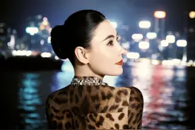 张柏芝穿豹纹再现《喜剧之王》“我养你”名场面图片