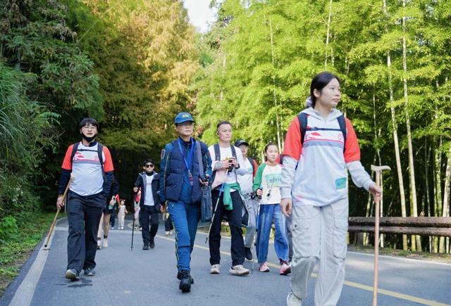 参赛选手激情攀登，工作人员实力 “护驾”——2025年第二十一届中国黄山登山大会侧记