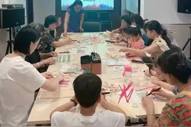 传承非遗技艺，普陀萌娃巧手制作竹编扇图片