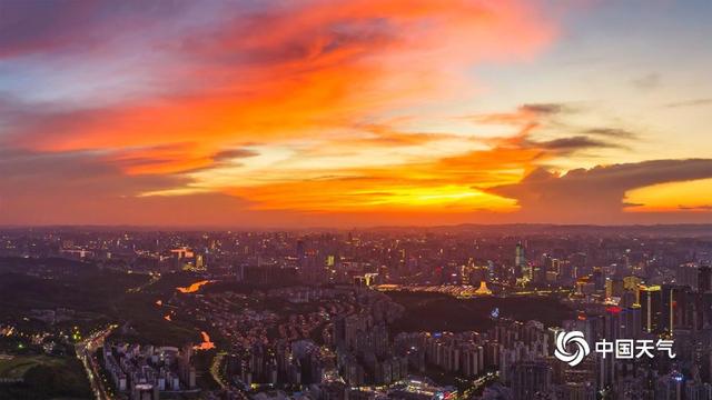 广西南宁上空现绝美晚霞 仿佛打翻颜料盘