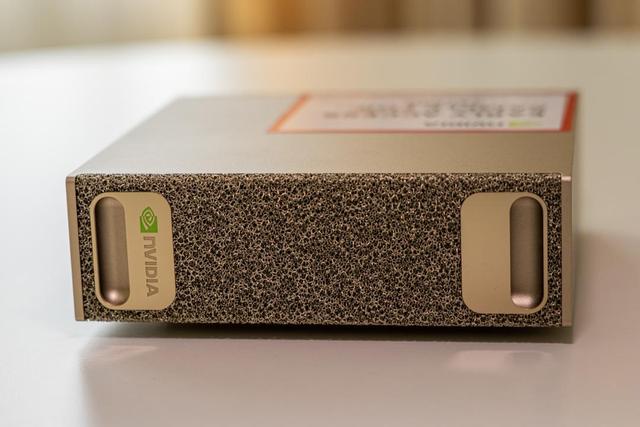 英伟达AI超算3999开售，「掌心之中」可部署所有大参数开源模型