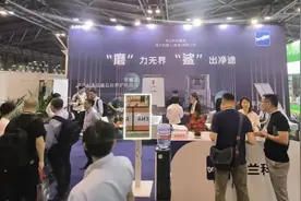 长宁企业深兰科技最新研发的两款AI清洁机器人，在国际博览会上首度亮相！图片