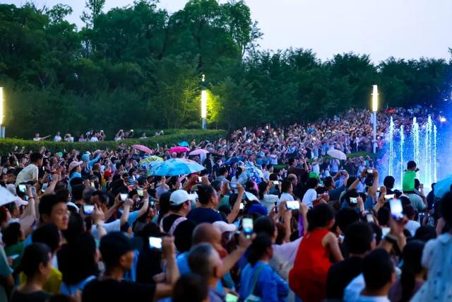 人从众……今夏火出圈！本地居民、全球游客都为静安这里的夜停留丨静安“夜”精彩