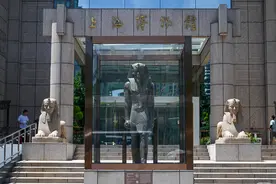 观展｜如何欣赏“金字塔之巅”的法老、王后雕像图片