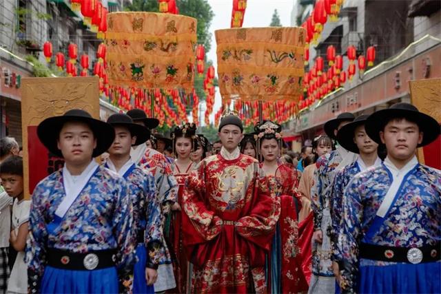 打卡浪漫新装置、集市、巡游、表演……在成都过七夕的N种玩法
