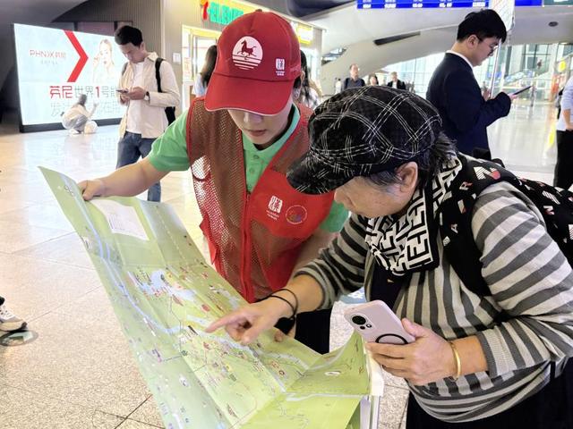 让游客从“路过”到“爱上”！“红马甲”点亮武汉秋日