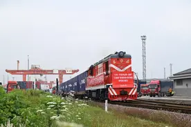 义乌至迪拜“铁海快线+中东快航”班列成功首发图片