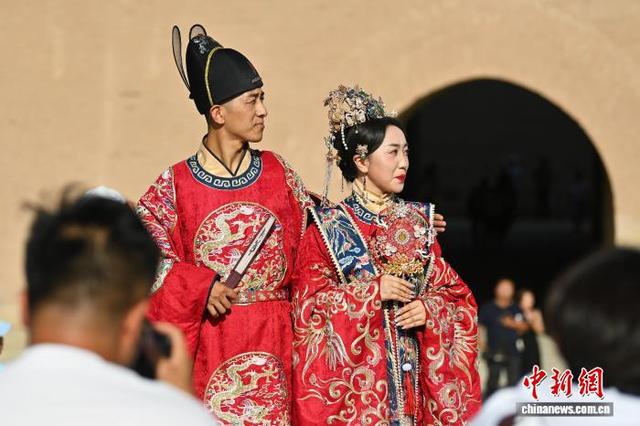 嘉峪关关城文物景区吸引游客