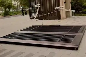 武汉汉阳一小区铁门被大风刮倒？物业：发现隐患后提前卸掉图片