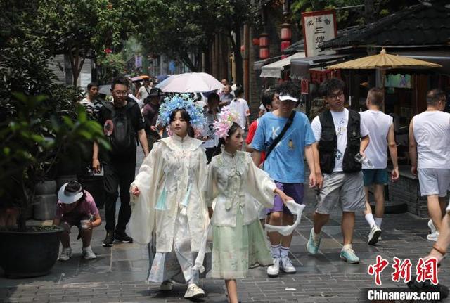 成都宽窄巷子暑期旅游人气旺