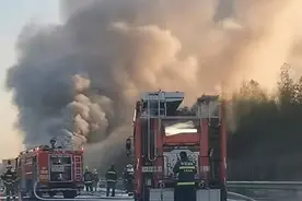 今晨G15沈海高速货车起火，致交通拥堵图片