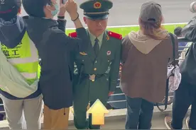 身在赛场却无心观赛 F1赛场上还有这群可爱的人图片