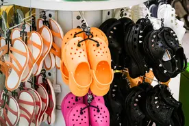洞洞鞋Crocs在中国销售增速“触顶”回落图片