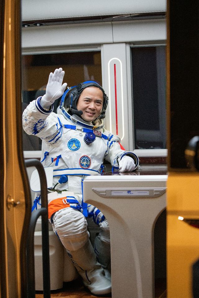 超近视角！神舟二十一号航天员出征组图