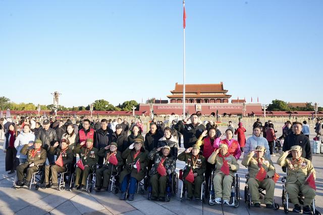 “终于圆梦了！”今晨，抗美援朝老英雄们走进天安门广场