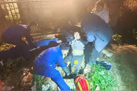 男童不慎掉入下水道井内，消防员紧急救援！图片