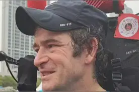 俄罗斯选手跑汉马，沿途分享俄罗斯特产：樱花很美，今后还想再来武汉图片