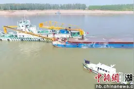 海事部门全力保障嘉鱼水道疏浚期间安全畅通图片