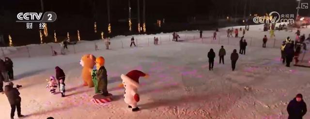 “夜滑”“景+滑”“剧+滑”跨界融合 “一站式”冰雪体验点燃冰雪消费热引擎