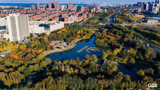 深秋时节，碧水彩林相映美