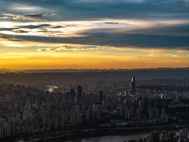 彩虹、晚霞、重庆蓝！好一场城景交融的视觉盛宴