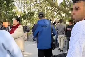 外籍游客在普陀山游玩时拾取香火钱，景区：已道歉并归还图片