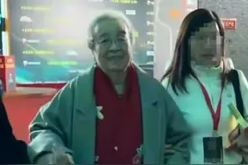 88岁“容嬷嬷”扮演者李明启出席活动，需人搀扶，徐帆激动拥抱图片