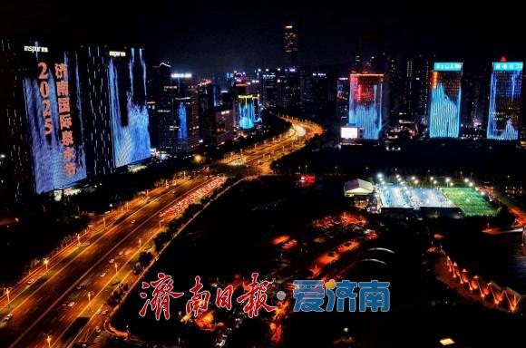 2025济南国际泉水节主题灯光秀点亮经十路