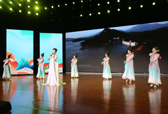 山水红城有韵味