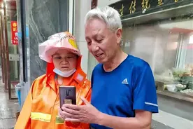 她大雨中等待6小时，只为了……图片