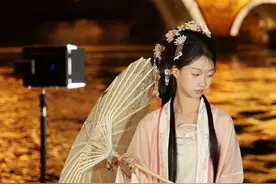 穿汉服戴簪花，年轻人大明湖夜游花样多图片