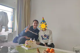 7年真情呵护，公交“爸妈”为特殊男孩庆生图片