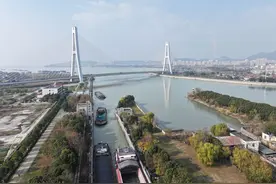 安徽巢湖船闸年过闸量首次突破一亿吨图片