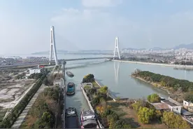 安徽巢湖船闸年过闸量首次突破一亿吨图片