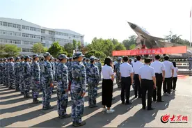 山东省昌乐第一中学歼-15战机模型落成仪式隆重举行图片