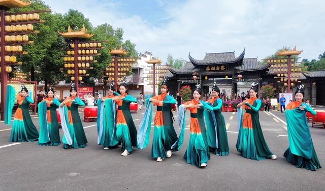 黄鹤楼一天迎客超5万人，国庆长假第三天，武汉文旅 “火力全开”