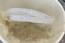 喝粥竟喝出塑料盖！部门帮忙维权：十倍赔付图片