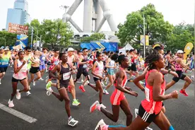 锚定全球视野，凝聚城市温度！2025浦发银行上海半程马拉松今晨鸣枪图片