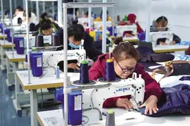 片区共建服装厂 苗寨合力裁“新衣”图片