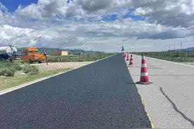 旧轮胎正变废为宝图片