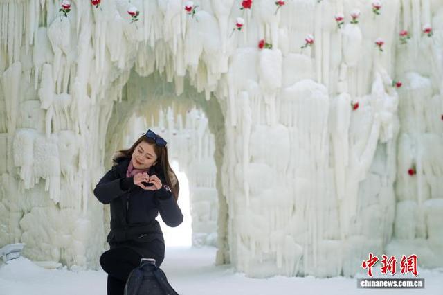 哈尔滨冰雪大世界“玫瑰冰瀑”吸引游客