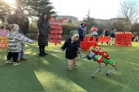 智启科技未来 体验AI赋能——崂山区沙子口街道开展人工智能科技项目亲子体验文明实践活动图片