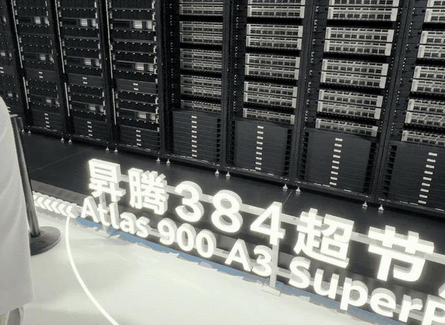 AI热爆了！日行3万步都跑不完WAIC，机器人展区水泄不通