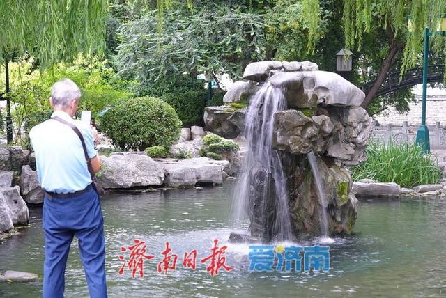 雨后泉景醉游人！“月牙飞瀑”喷涌愈盛，引众人驻足观赏