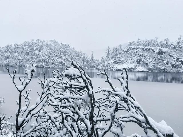 秋日雪景 | 雪后的螺髻山到底有多美?快来看!
