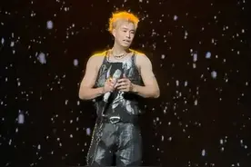 43岁小沈阳演唱会新造型惊艳！网友：东北王嘉尔！此前被曝与本山传媒解约图片