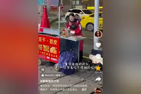 重庆街头带俩娃摆摊的宝妈走红，回应直播带货及网友质疑 当地多方关注图片