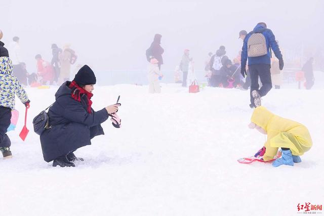 成都冰雪经济持续升温：雪场开板、温泉火爆，冬游市场迎来热潮