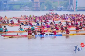 212支队伍上演水上速度与激情！佛山南庄第十五届五人龙舟赛开赛图片
