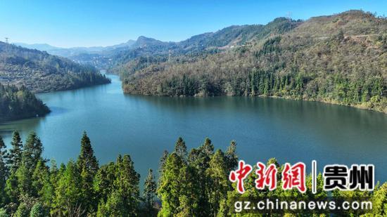 贵州毕节七星关：冬日水库碧波荡漾 景色如画